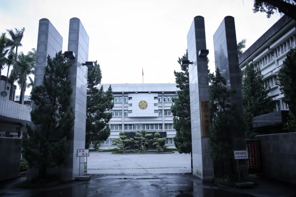 【考績恐吃丙】調查局高官顏正義造謠蘇揆摔筆　拔職再記大過