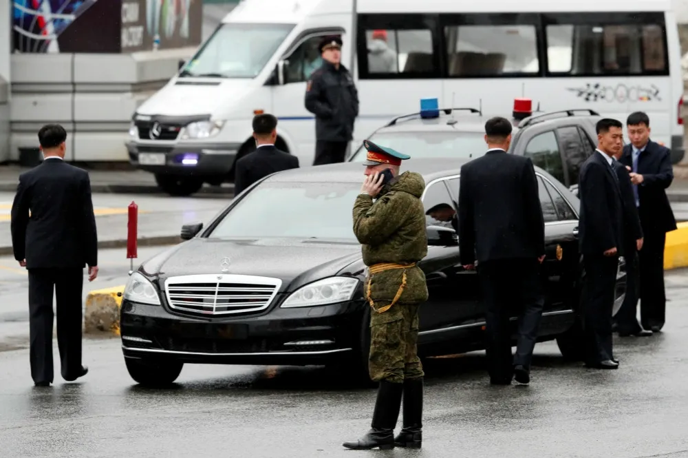 【規避制裁】金正恩如何獲得50萬美元豪華轎車？　美智庫：輾轉經中俄日韓購入