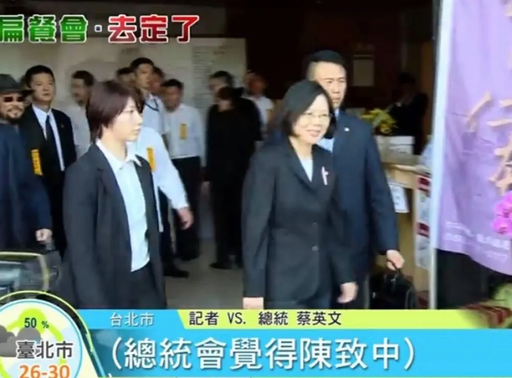 眾責李佳芬去公祭「燦笑」　他抓出蔡英文在追思會「露牙微笑」