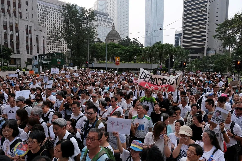 【香港反送中】「爸爸站出來了！」　香港數千名銀髮族上街支持