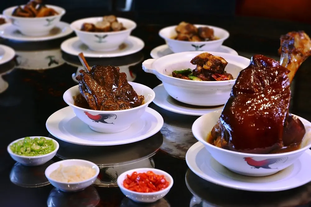 馬來西亞肉骨茶創始人李文地真傳「奇香肉骨茶」首次海外客座！君品頤宮限期推出「逝去的老味道」懷舊饗宴