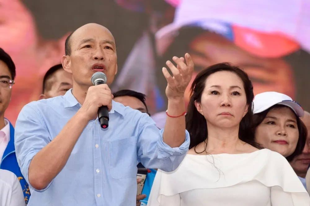 【工人向記者潑水】李佳芬豪華農舍丈量提早2小時　違建結果下周出爐