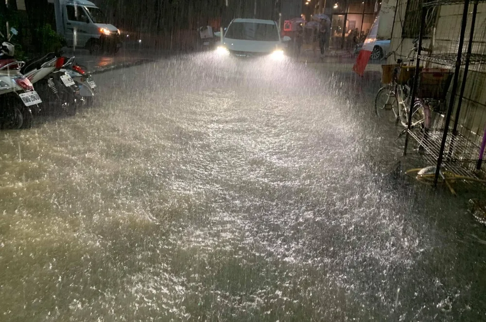 【有片】高雄「大雨用倒的」　馬路淹水還出現「泥漿噴泉」