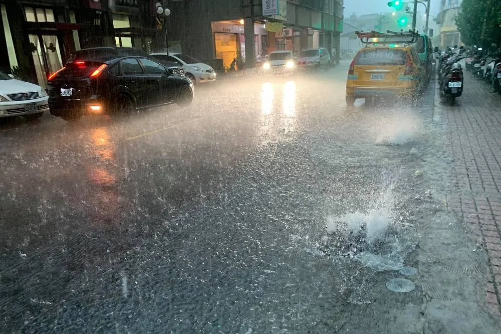 【暴雨襲擊3車受困】韓國瑜更改行程　坐鎮防災應變中心