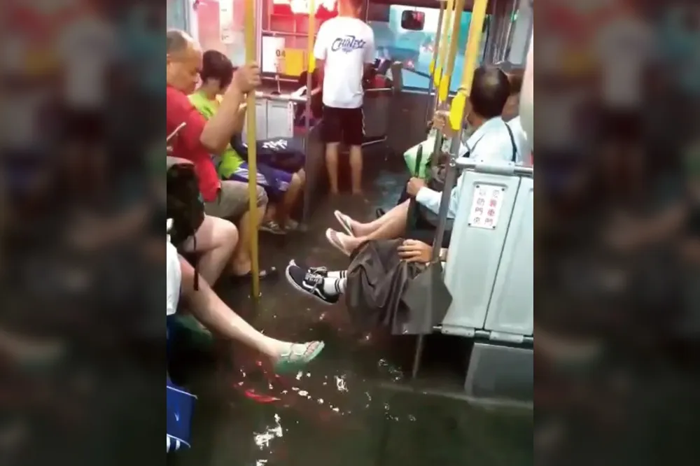 【有片】高雄公車秒變船涉水　乘客腳翹高高　