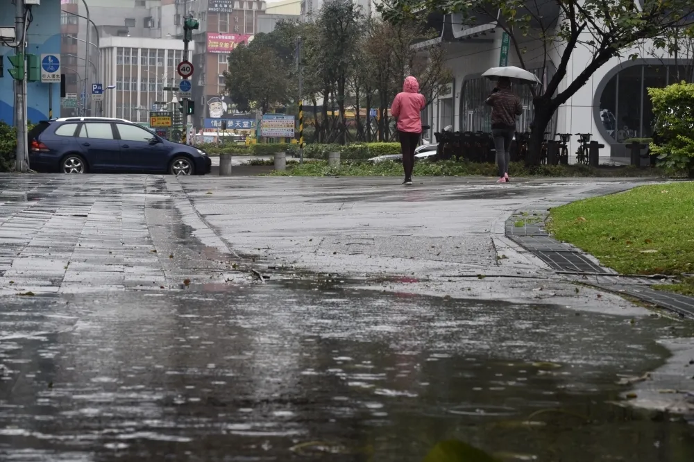 【豪雨特報】中部以北午後較大雨勢　北北基嚴防豪雨