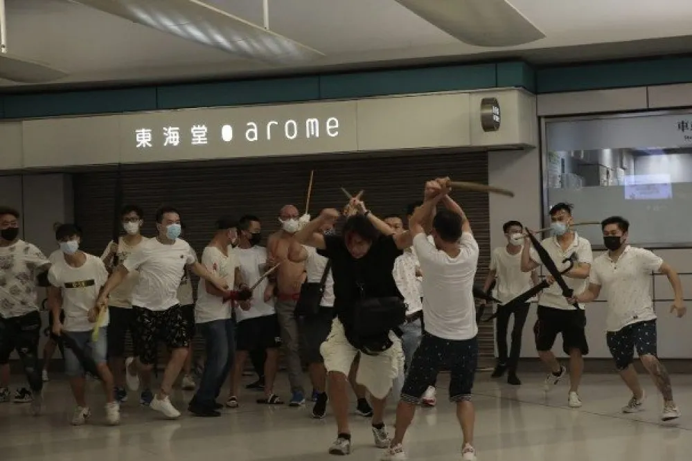 【香港反送中染血，全城失眠】白衣人持棍兇狠暴打記者孕婦 　目擊者親述經過、血腥影片曝光