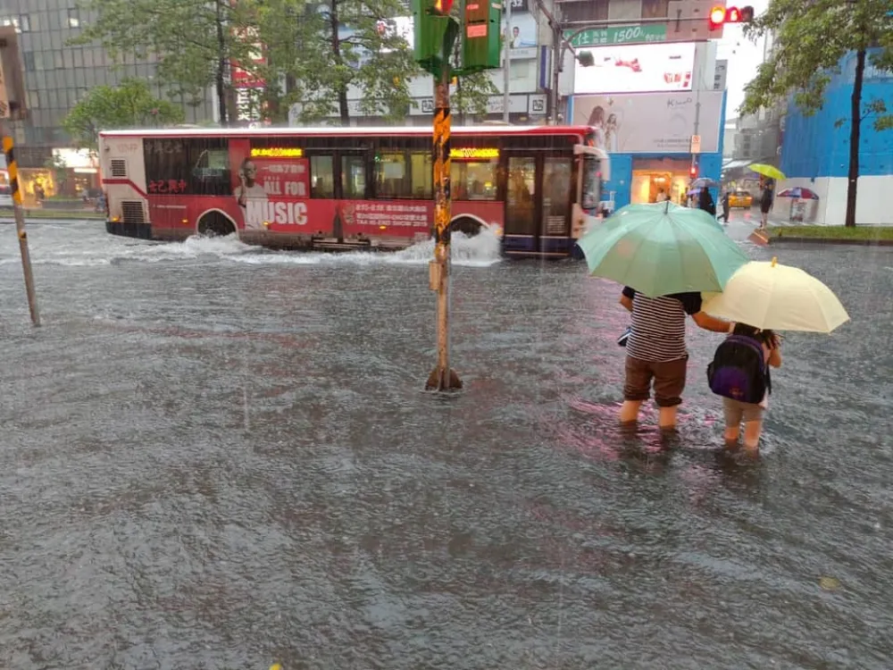 【北市豪雨警報】忠孝東路水淹小腿肚　大安森林公園半小時雨量近百毫米