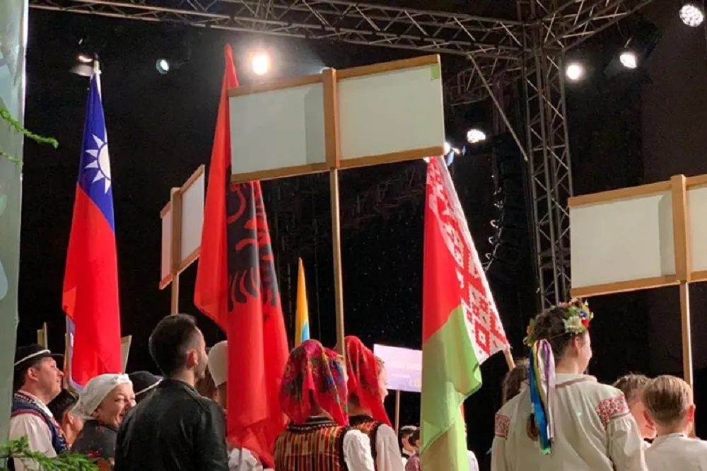 【政治力介入】赴波蘭表演遭發五星旗　「蘭嶼小飛魚」自備國旗進場
