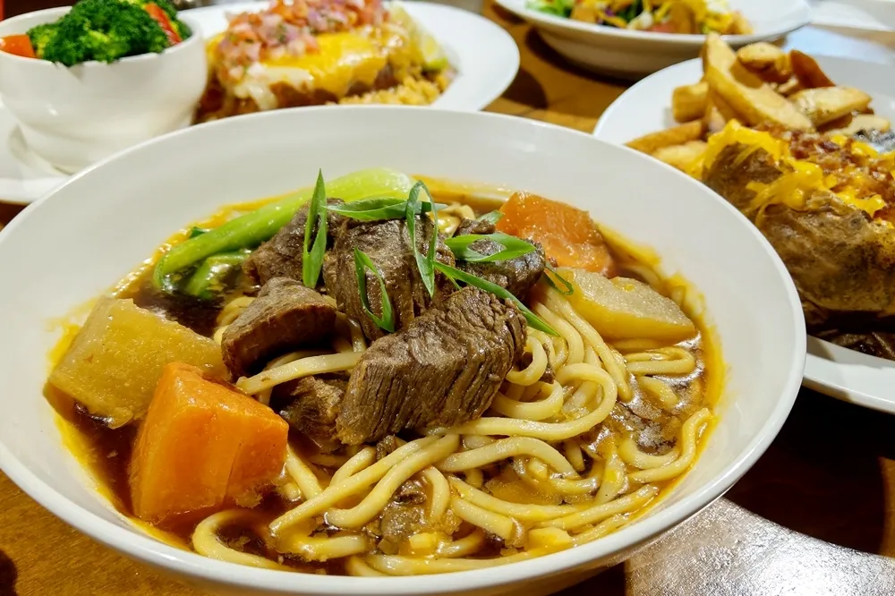 美式餐廳也能點牛肉麵？Texas Roadhouse 將「台式牛肉麵」端上桌　五道全新夏季限定料理登場