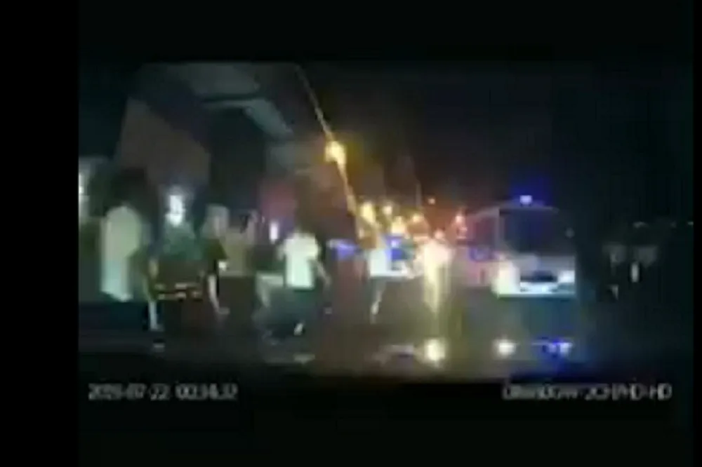 【香港反送中染血】元朗示威民眾遭無差別攻擊　王定宇：白衣暴徒是港警載去的！