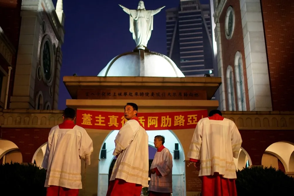 【打擊宗教走火入魔】仇恨思想致心靈扭曲　中國小學生拿刀戳刺福音傳單