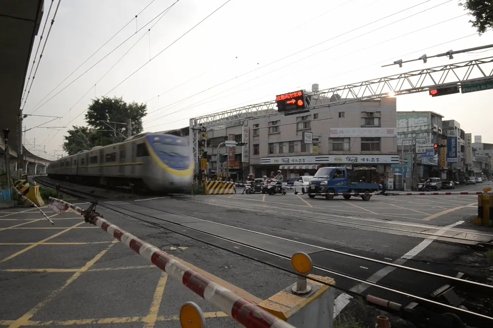 【危急4秒】運將闖平交道終身吊照　大法官：合憲但警示不周