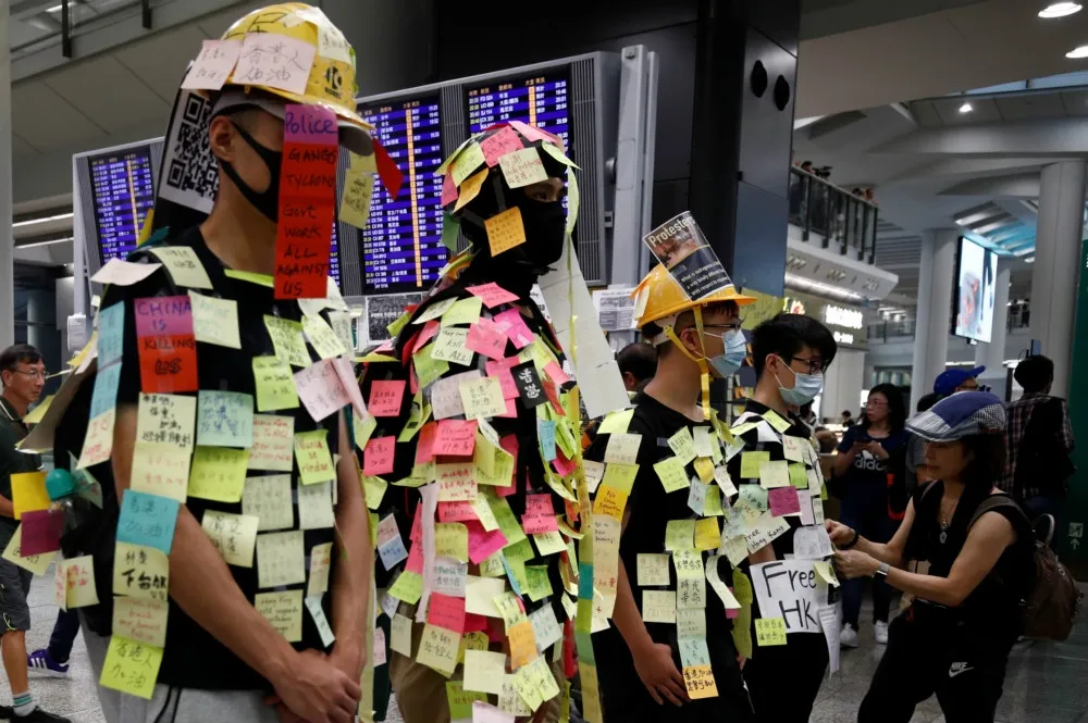 【圖輯】反送中抗議不斷　1.5萬人聚香港機場表達訴求