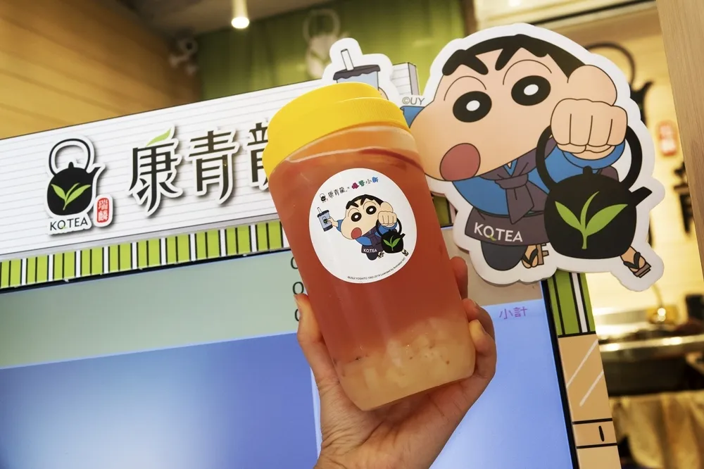 【有片】「康青龍 ╳ 蠟筆小新」聯手推出 9 款實用商品　環保杯、杯套、文件夾、帆布袋...等你來帶小新回家