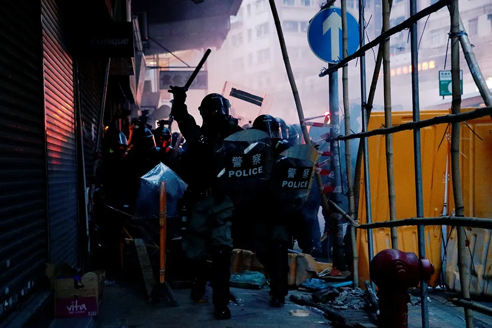 【香港反送中】港警放催淚彈波及上環民宅　警棍加鐵環增殺傷力