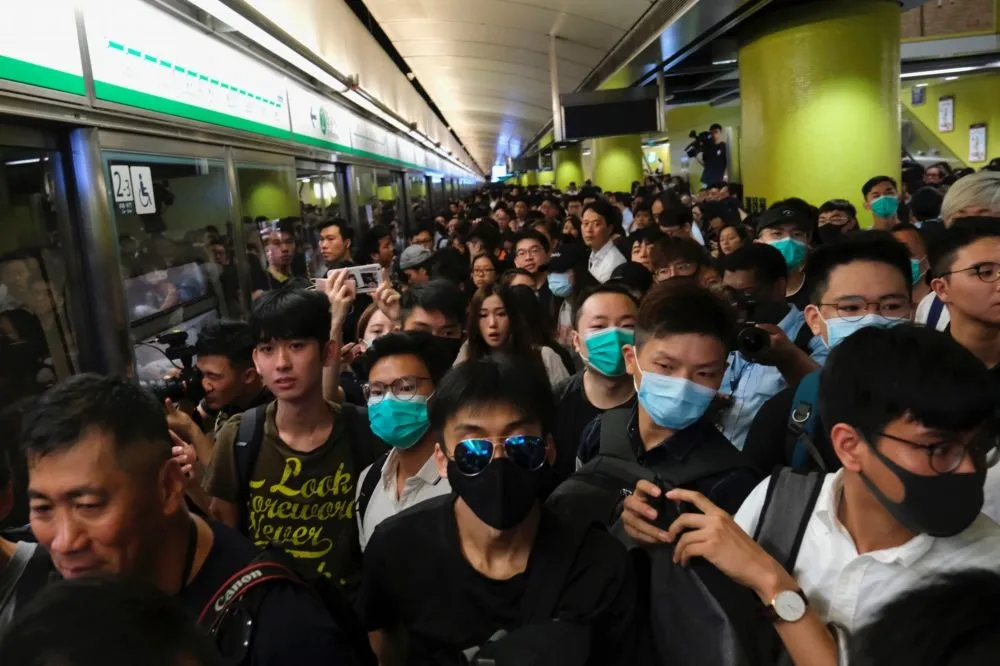 【香港反送中】網民發起不合作運動阻礙車門關閉　癱瘓香港地鐵4小時　
