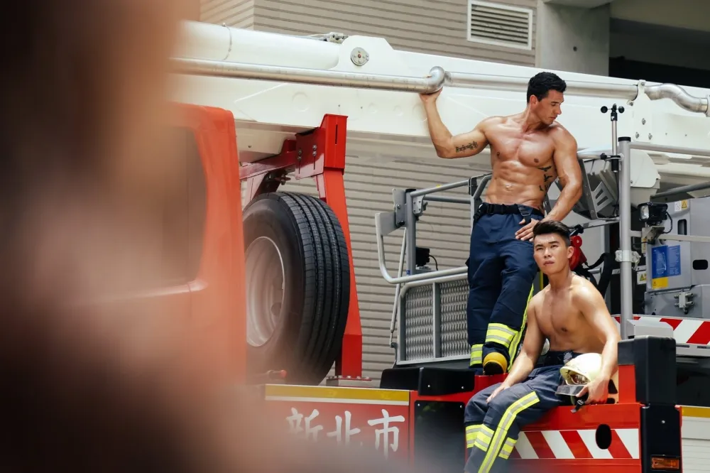 【圖多】啊嘶！澳洲打火猛男來尬肌　合拍新北消防月曆