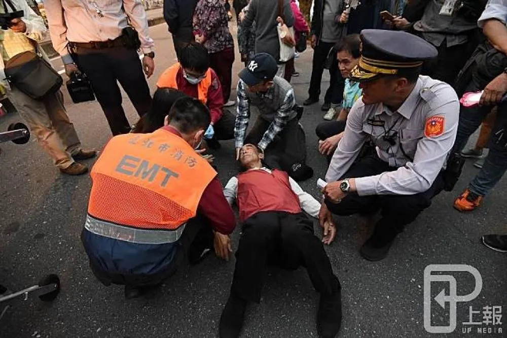 【年金陳抗】人潮漸散!　抗議民眾突昏倒　警方清空現場恢復交通