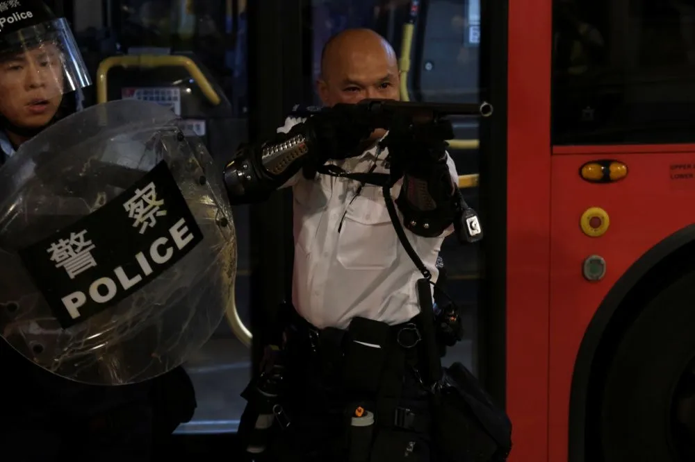 【香港反送中】疑偷換車牌以利犯行　黑色轎車發射「穿雲箭」煙火攻擊抗議民眾