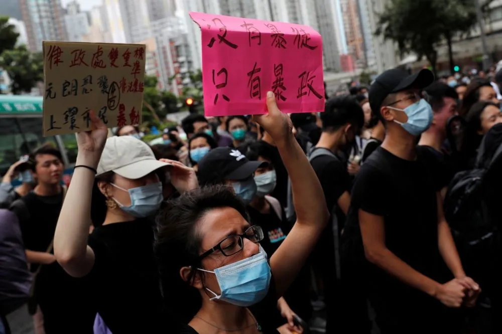 【香港反送中】44名示威者遭控暴動罪出庭　法院外群眾聚集聲援