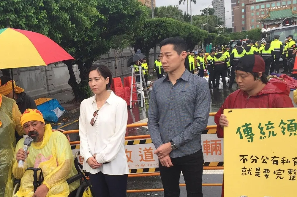 【高潞趁亂告白】對林昶佐大喊「我愛你」　網酸：他都退黨了，妳怎麼還在
