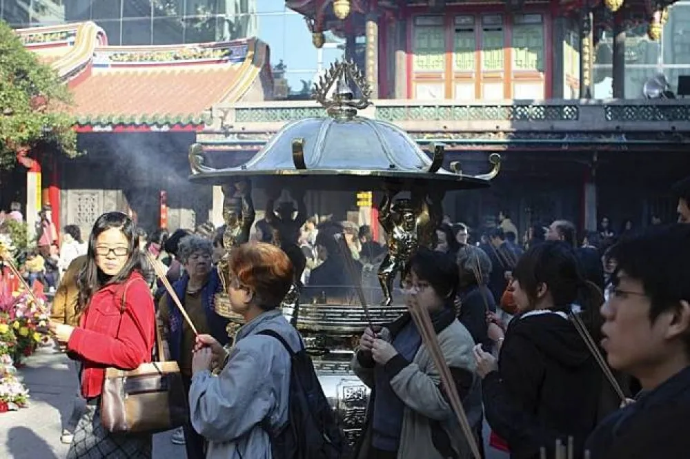 龍山寺半數女員工患子宮肌瘤　廟方推減香爐：用心拜拜不好嗎？