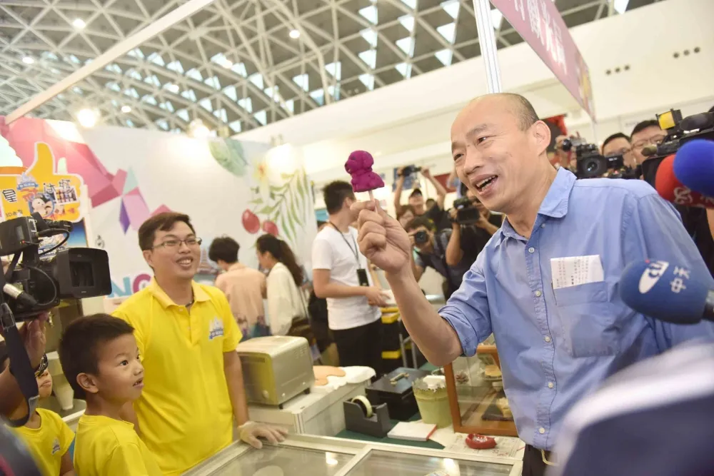 攤商請韓國瑜喝茶「降火氣」　韓自嘲：還以為是威士忌  