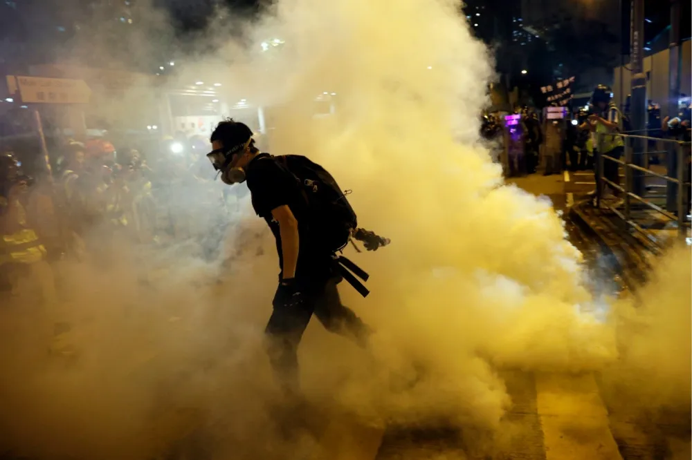 【香港反送中】群眾不理會規定遊行路線　警民3日晚於黃大仙區爆發衝突