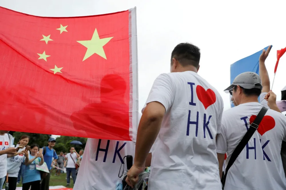 示威群眾扯下五星旗丟入海裡　中聯辦與港澳辦同聲譴責並要警方嚴懲