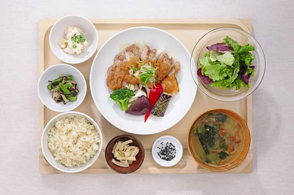 用木盤盛裝的均衡美味：日本「御盤de食堂 」