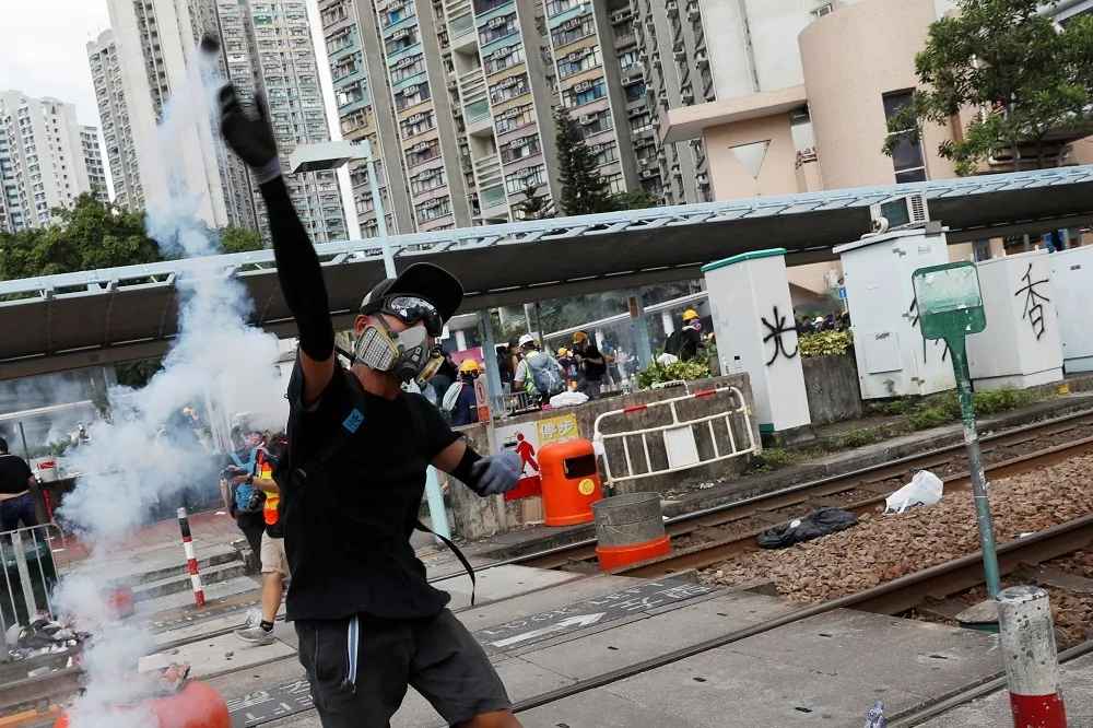 港示威者進佔港九新界　警方一見集結即放催淚瓦斯驅散