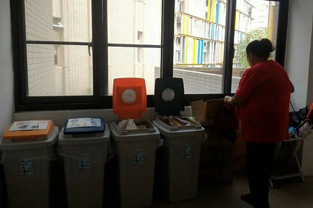 政大冷漠放任承包商　清潔阿姨「上班時間做回收」竟成解雇理由