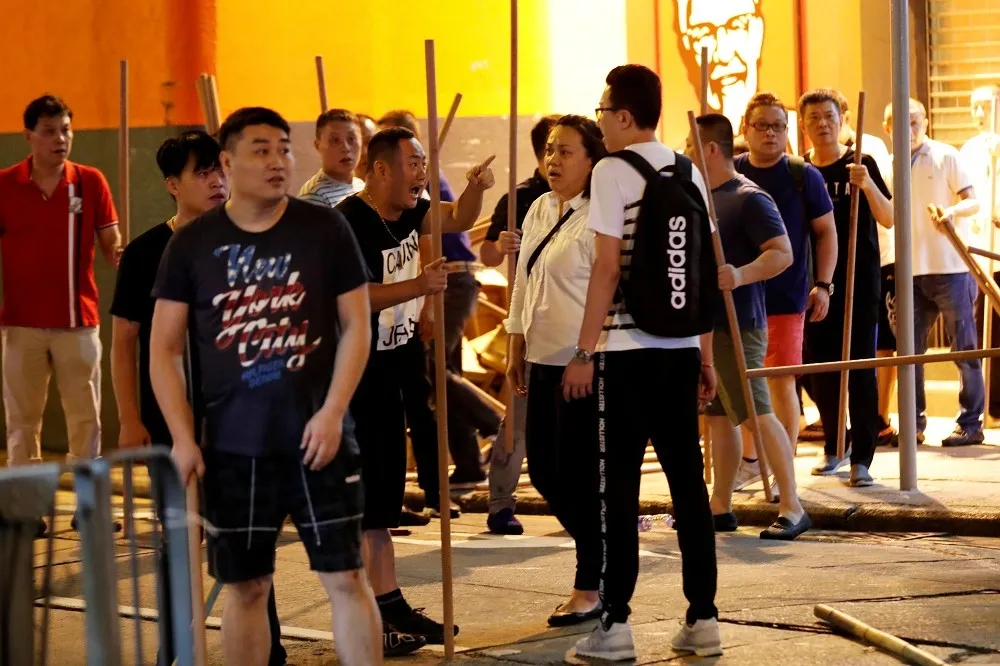 【香港反送中】白衣人再現荃灣砍傷抗議人士　港警稱至今共逮捕420名「激進示威」者