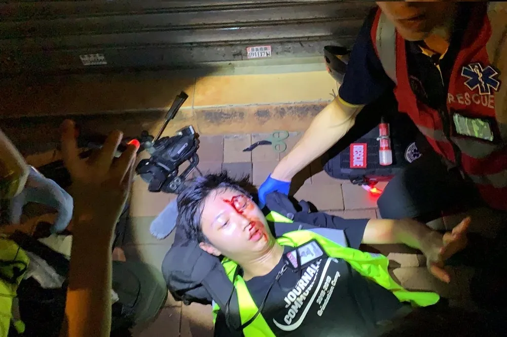 【香港反送中】港警向記者開火、拘捕　失控辱罵「X你老母」