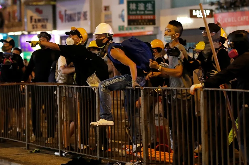 【香港反送中】示威者凌晨散去　警方鎮暴裝甲車首度清場