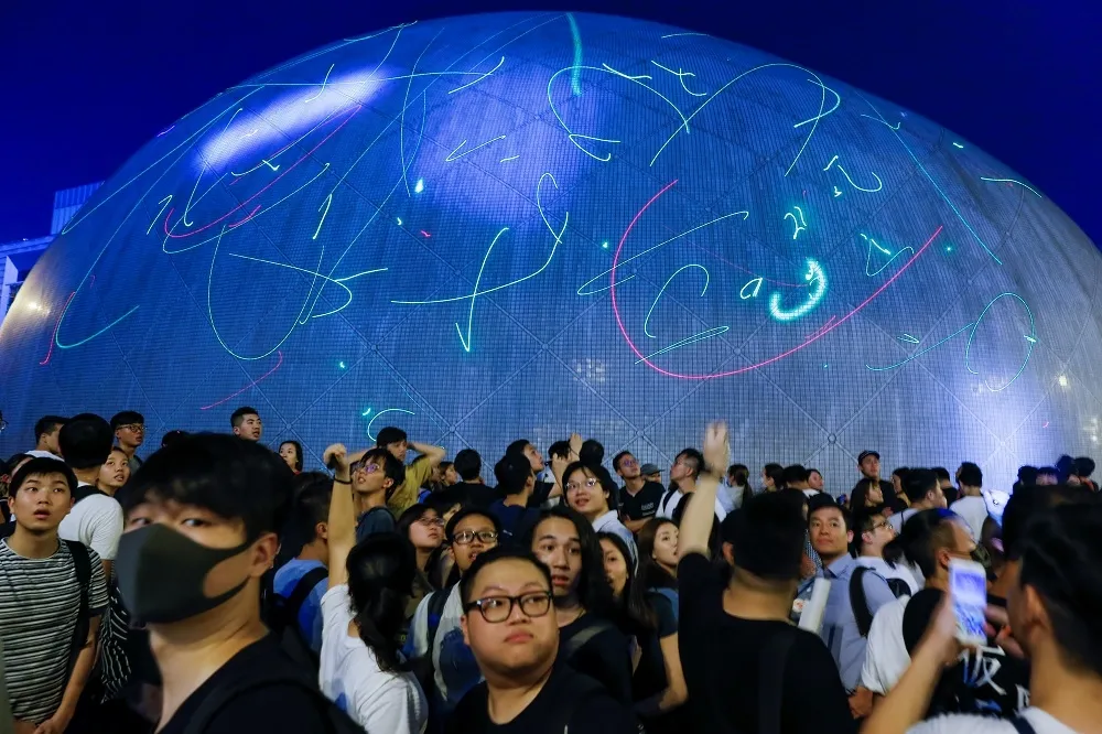 【香港反送中】浸大學生買雷射筆被捕引發5000人聯署　校長稱不清楚實情拒譴警方