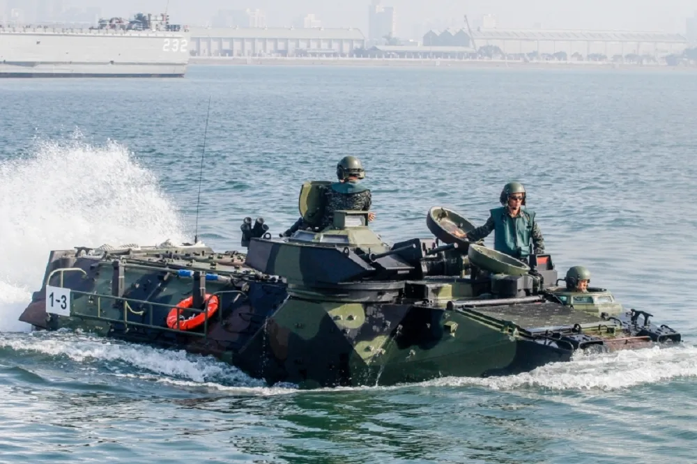 因應強颱利奇馬襲台　AAV7兩棲突擊車備戰救災