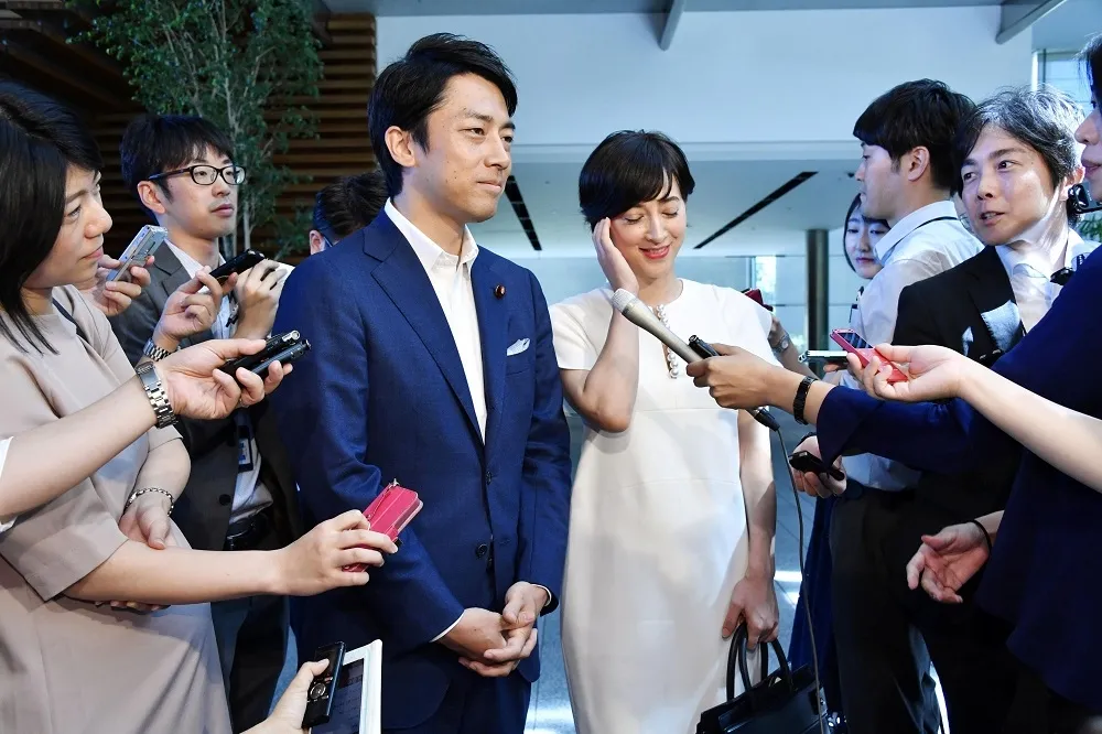 日本政壇新秀小泉進次郎　與日法混血女主播閃婚