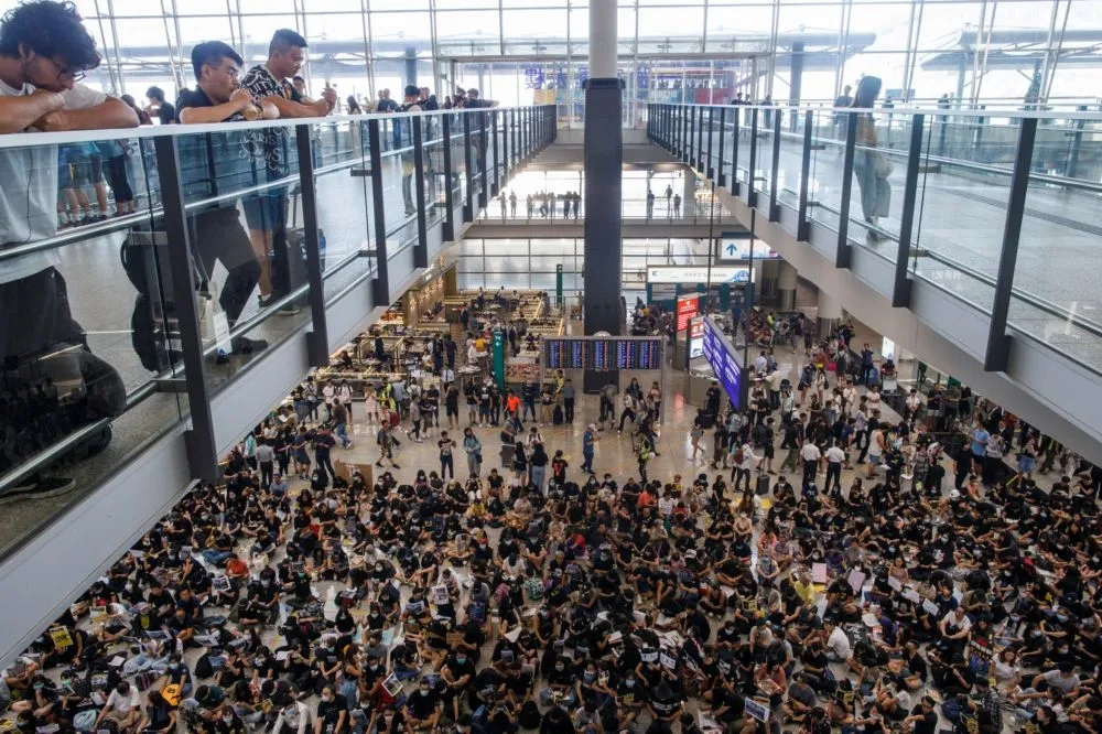 【香港反送中】機場「萬人接機」示威3天　23國發佈香港旅遊警示