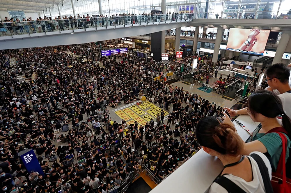 【香港反送中】中國民航局禁國泰反送中機師飛領空　示威者快閃堵路警再發催淚彈