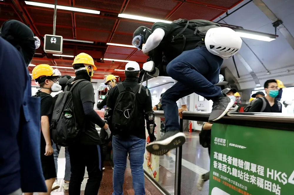 【香港反送中】首度使用汽油彈襲警　示威民眾遭近距離射彈　