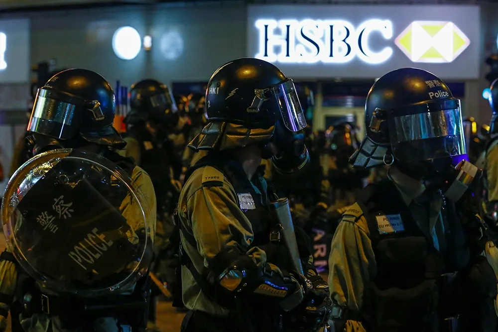 【香港反送中失序再升級】醫護人員遭警開槍右眼有失明之虞　白衣人毆打示威人群、記者