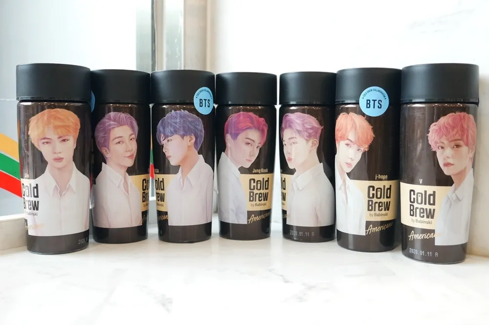 【有片】「BTS 防彈少年團」限量肖像咖啡第二波開賣！7-11 限量販售 9.6 萬瓶　要搶要快