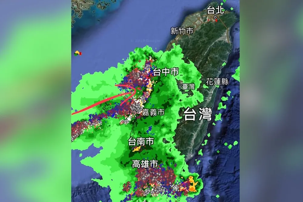 【雷雨北移】中午前台南高雄仍陷「轟炸區」　大雨特報最北到苗栗