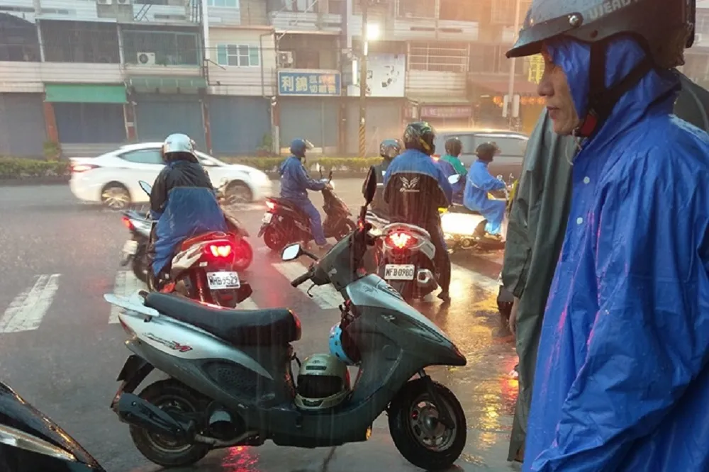 高雄市清晨降豪大雨未停班課　市民自我安慰「沒有淹水，只是積水」