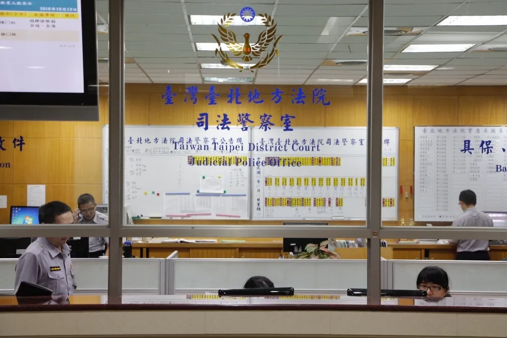 值勤險暈當庭向檢座遞紙條救命　法警嘆：爭勞權像「不可能任務」