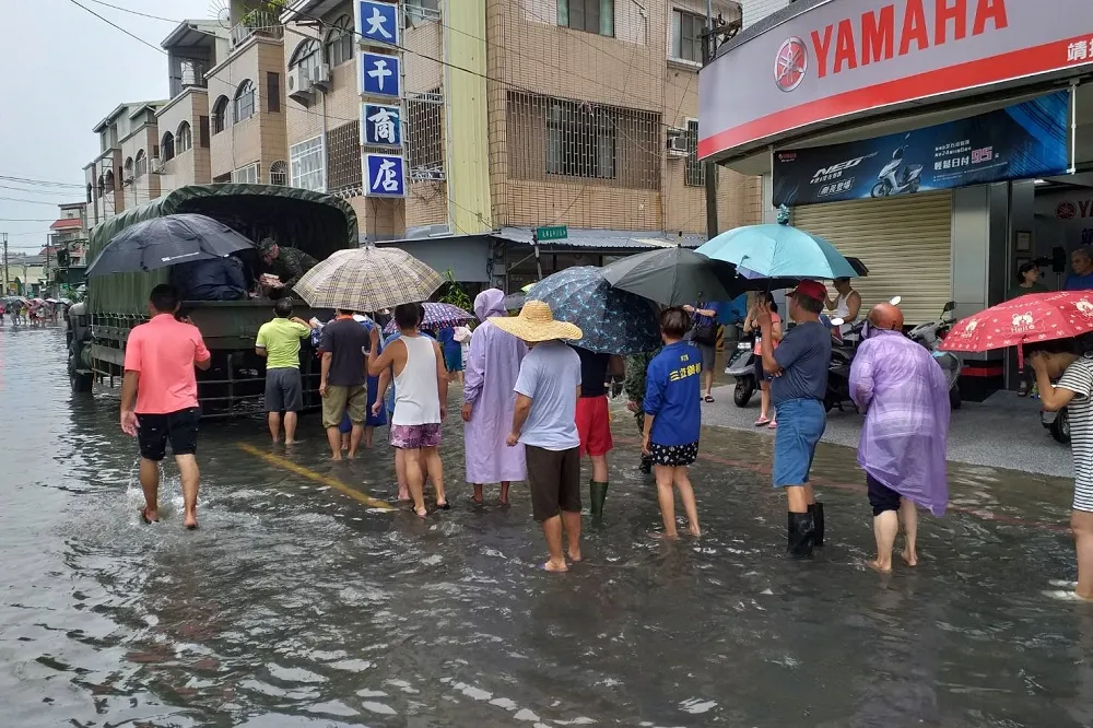【813暴雨】國軍協助台南發物資　民眾排隊領糧