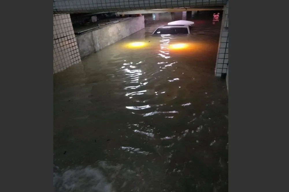 【813暴雨】仁德滯洪池積水難退　「台南大灣已經可以游泳了」 　