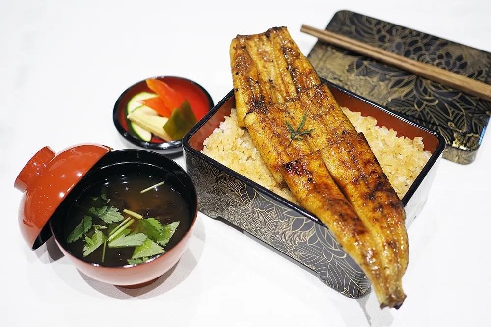 【有片】霸氣鰻魚整條滿出來！東京 80 年老舖監製「鰻重總本家」　海外首店 8 /17 插旗林口三井 OUTLET